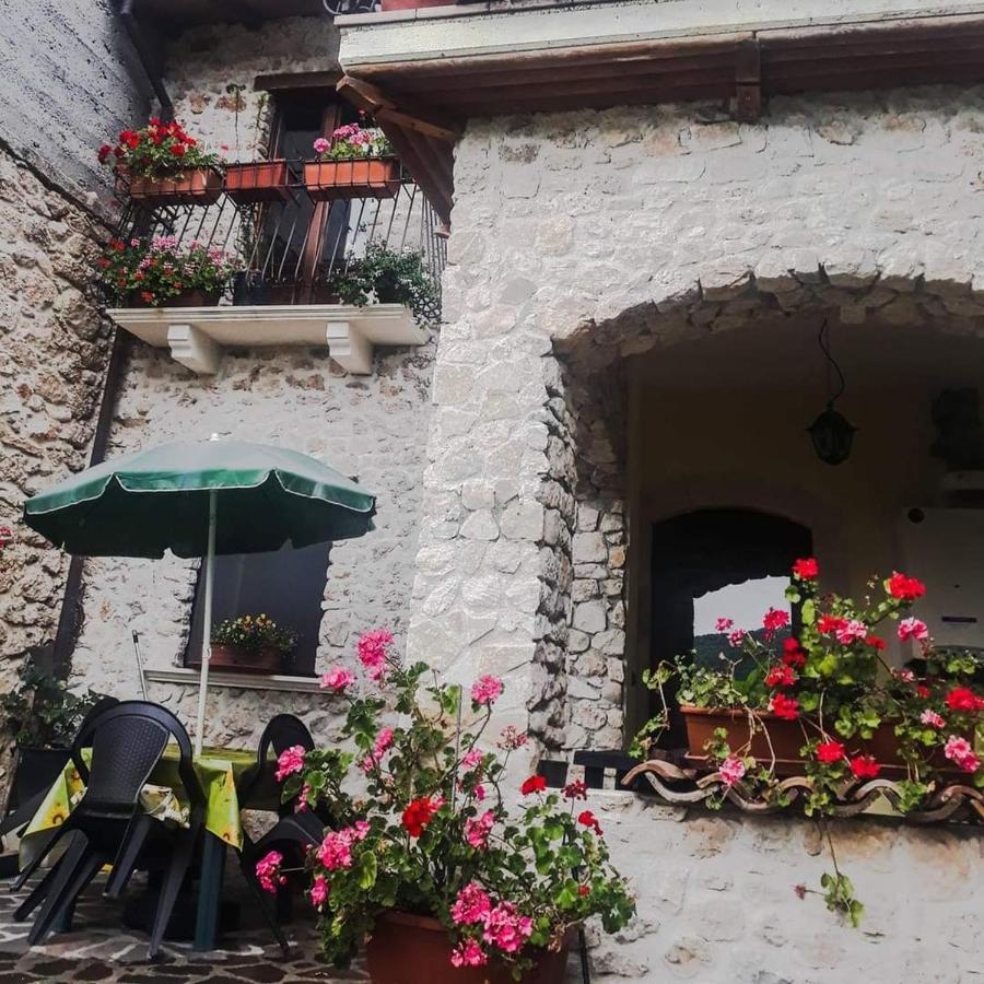 Bed and Breakfast Notti Magiche à Castelvecchio Calvisio Extérieur photo